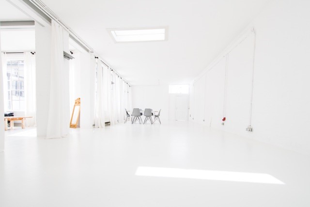Weißer minimalistischer Raum mit viel Tageslicht